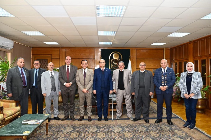 رئيس جامعة أسيوط يستقبل لجنة المجلس الأعلى للجامعات لبحث بدء الدراسة بمعهد علوم المواد والنانو تكنولوجي 